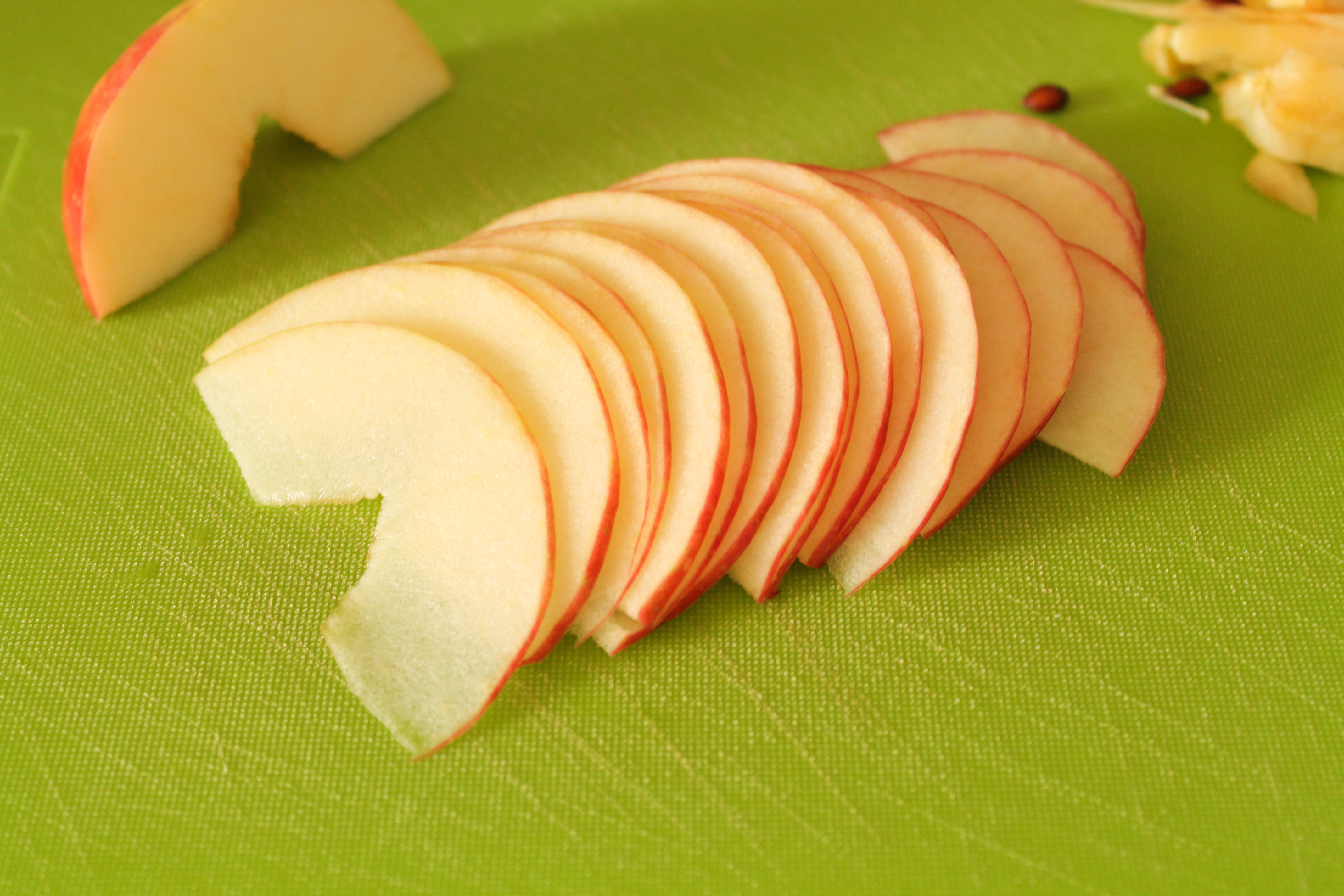Как сделать из теста яблоко. Нарезка из яблок.